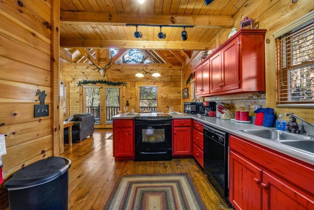 Charming Cabin W/ Hot Tub, Game Room, Top Location Pigeon Forge Luaran gambar