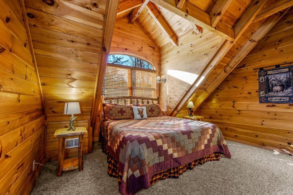 Charming Cabin W/ Hot Tub, Game Room, Top Location Pigeon Forge Luaran gambar