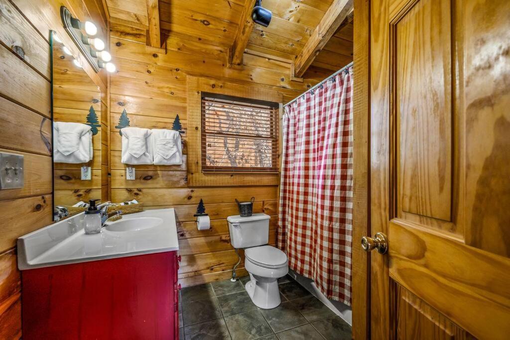 Charming Cabin W/ Hot Tub, Game Room, Top Location Pigeon Forge Luaran gambar