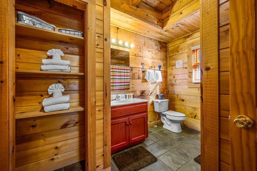 Charming Cabin W/ Hot Tub, Game Room, Top Location Pigeon Forge Luaran gambar