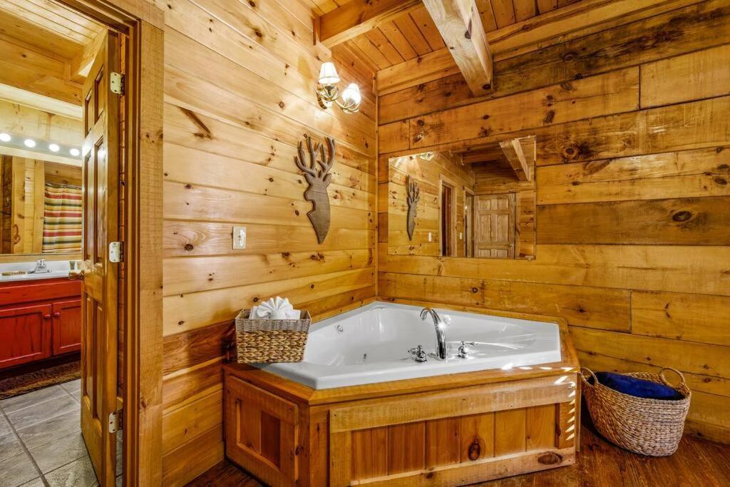 Charming Cabin W/ Hot Tub, Game Room, Top Location Pigeon Forge Luaran gambar