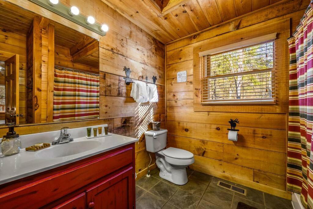 Charming Cabin W/ Hot Tub, Game Room, Top Location Pigeon Forge Luaran gambar