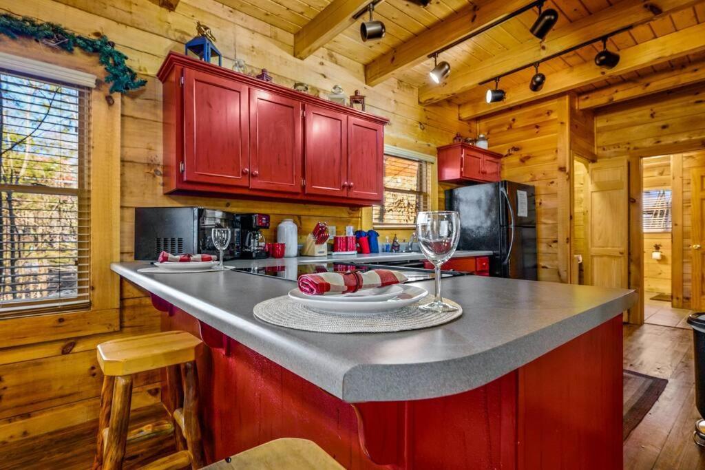 Charming Cabin W/ Hot Tub, Game Room, Top Location Pigeon Forge Luaran gambar