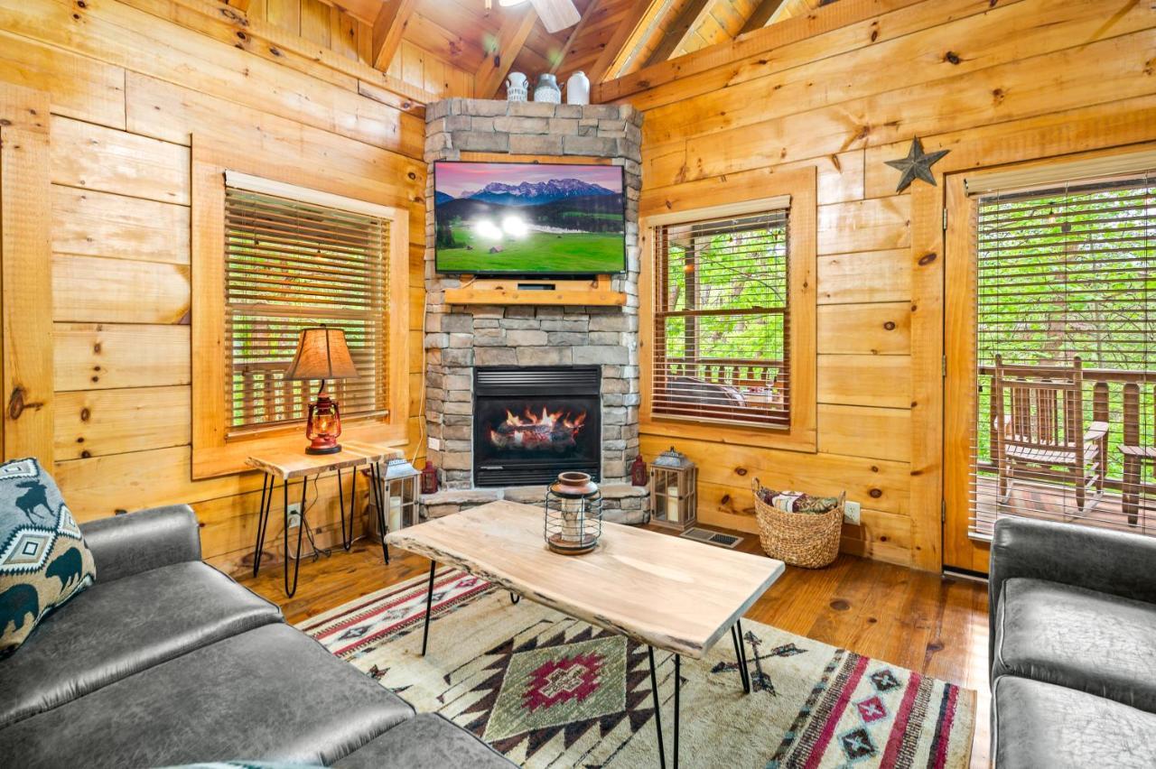 Charming Cabin W/ Hot Tub, Game Room, Top Location Pigeon Forge Luaran gambar