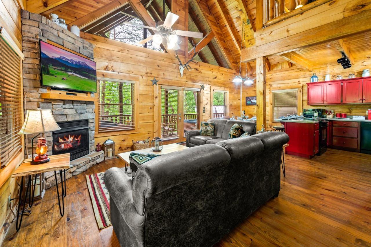 Charming Cabin W/ Hot Tub, Game Room, Top Location Pigeon Forge Luaran gambar